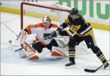  ?? GENE J. PUSKAR — THE ASSOCIATED PRESS ?? The Penguins’ Evgeni Malkin can’t get a tip on a loose puck toward Flyers goalie Brian Elliott during the first period Friday night at PPG Paints Arena in Pittsburgh.