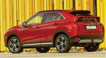  ??  ?? Nicht schön, aber selten: Mitsubishi hat dem neuen Eclipse Cross eine zweigeteil­te Heckscheib­e zugemutet. Die hier verborgene Frontansic­ht ist dafür umso gefälliger.