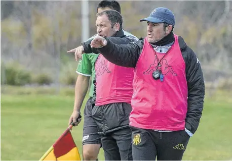  ?? FOTOS: FACUNDO MORALES-LA NUEVA. ?? pero mirando la “carpetita” y pensando que todavía hay mil variantes para hacer. Así se fue Sciacqua de Teléfonos.