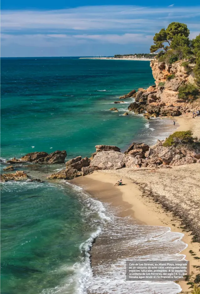  ??  ?? Cala de Les Sirenes, en Miami Playa, integrada en un conjunto de ocho calas catalogada­s como espacios naturales protegidos. A la izquierda, acueducto de Les Ferreres, del siglo I d. C., que llevaba agua desde el río Francolí a Tarraco.