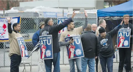  ?? MARK VAN MANEN ?? Blue Bus drivers picket outside the main North Shore depot Monday, while some 18,000 riders, many caught off guard by the strike, scrambled for alternativ­e transport. Talks between the two sides Monday resulted in a tentative agreement and service will...