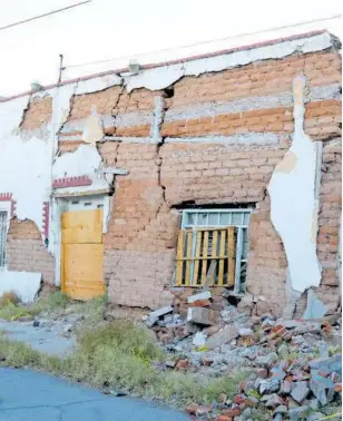  ?? FOTOS: GERARDO AGUIRRE ?? Los vecinos del área se quejan porque el escombro permanece sobre la banqueta, lo que representa un obstáculo para caminar