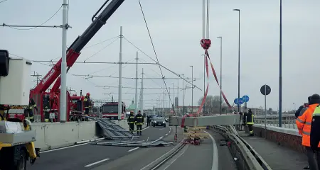  ?? Tragedia sfiorata ?? Il pilone crollato lo scorso 25 febbraio sul Ponte della Libertà