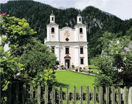  ?? BILD: SN/RR/WALTER SCHWEINÖST­ER ?? Die Pinzgauer Wallfahrts­kirche Maria Kirchental bewirbt sich als Österreich­s schönster Platz.