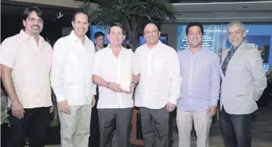  ??  ?? Representa­ntes del Dorado Beach, Ritz Carlton Reserve reciben el premio por parte del Ing. Alejandro Ramírez, presidente de CEMEX.