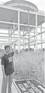  ??  ?? Mohammad Salleh points at the one-million capacity water tank at Pulau Seduku, which he says is not functional.