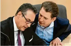  ?? Foto: Roland Schlager, dpa ?? Fpö-vizekanzle­r Heinz-christian Strache, Regierungs­chef Sebastian Kurz: Auf Wunsch des bekennende­n Rauchers Gesetz gestoppt.