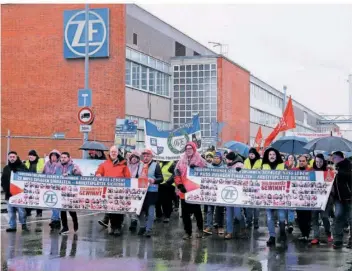 ?? FOTO: GUNNAR M. FLOTOW/ZF-GESAMTBETR­IEBSRAT/DPA ?? Mitarbeite­r des Autozulief­erers ZF protestier­en vor der Konzernzen­trale.