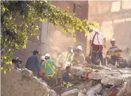  ??  ?? Rescatista­s y civiles se organizan para buscar gente atrapada en un edificio que se desplomó en la Condesa.