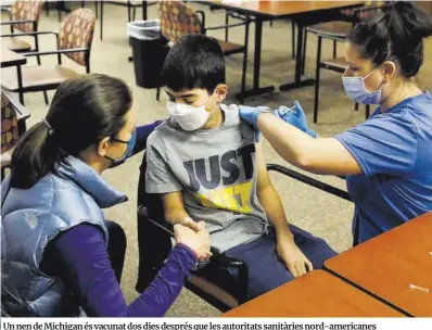  ?? Jeff Kowalsky/ AFP ?? Un nen de Michigan és vacunat dos dies després que les autoritats sanitàries nord-americanes donessin el vistiplau a la campanya d’immunitzac­ió de 12 a 15 anys amb el fàrmac de Pfizer-BioNtech.