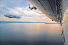  ?? FOTO: MICHAEL HAEFNER ?? Die beiden Friedrichs­hafener Zeppeline über dem Bodensee: Vor allem mit touristisc­hen Flügen verdient die ZLT Geld.