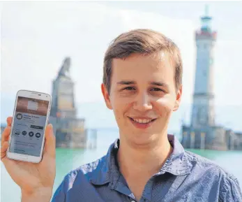  ?? FOTO: HELENA GOLZ ?? Ein Entwickler auf Heimatbesu­ch: Der Weißensber­ger Michael Wechsler hat eine weltweit erfolgreic­he Packlisten-App programmie­rt.