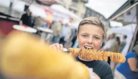  ?? FOTO: RALPH MATZERATH ?? xxx Leon testet die Spiralkart­offeln – beim Kulinarisc­hen Sommer kamen nicht nur die Großen auf ihre Kosten.