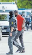  ?? FOTO: DPA ?? In der Erstaufnah­me Ellwangen hatten Flüchtling­e die Abschiebun­g eines Togolesen zunächst verhindert – die Polizei reagierte mit einer Razzia.