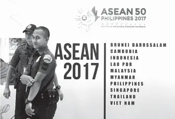  ?? PHILSTAR FILE PHOTO ?? Policemen secure the SMX Convention Center in Davao City ahead of the official kick-off ceremony of the ASEAN 2017 Summit.