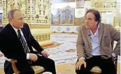  ??  ?? FACCIA A FACCIA Il presidente russo Vladimir Putin nell’incontro con Oliver Stone