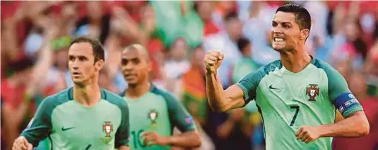  ??  ?? Ronaldo (kanan) meraikan kejayaan merobek gawang Hungary di Stadium Parc Olympique Lyonnais, semalam.