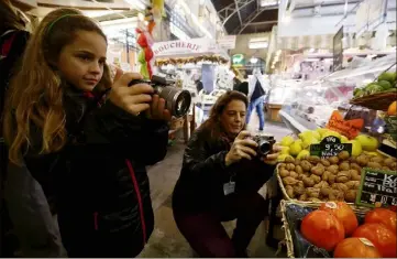  ??  ?? Une déambulati­on dans les rues de Menton, à la recherche de photos, sur trois thèmes différents : c’était le marathon de PhotoMento­n, ce week-end. (Photos Jean-François Ottonello)