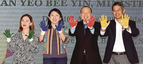  ?? (Foto Roslin Mat Tahir / BH) ?? Bee Yin (dua dari kiri) bersama Wee Chai (dua kanan), Pengerusi MR.D.I.Y. Datuk Azlam Shah Alias dan Pengarah WWF Malaysia, Helena Yow pada majlis perasmian produk sarung tangan biohijau di Setia Alam, semalam .