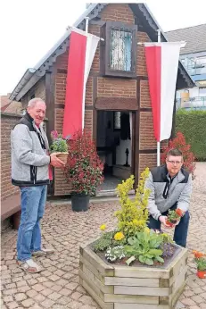  ?? FOTOS (2): KVM ?? Zum 250. Geburtstag schmücken Thomas Brendel, Präsident des Heimatvere­ins Lüttengleh­n, und sein Vater, Kapellenwa­rt Heinz Brendel, die Rochuskape­lle. Das Bethäusche­n ist Mittelpunk­t des Dorfes.