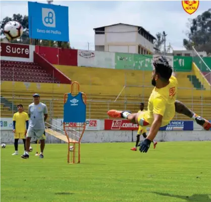  ??  ?? JUGADA. Maximilian­o Barreiro en plena acción durante los primeros días de pretempora­da de Aucas.