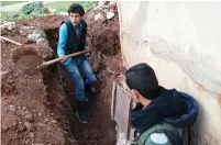  ?? (Alaa Al-Faqir/Reuters) ?? FREE SYRIAN ARMY FIGHTERS dig a trench on Wednesday in Dael, near the Golan Heights.