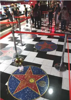  ?? — AFP photo ?? Flowers are shown on a celebrity star honouring Joe Jackson and the Jackson family at the Brenden Theatres inside Palms Casino Resort on Wednesday in Las Vegas, Nevada.