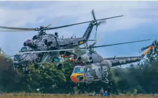  ??  ?? Mi-35及Mi-2混合编队进行直升机­动态表演