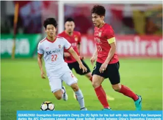  ??  ?? GUANGZHOU: Guangzhou Evergrande’s Zheng Zhi (R) fights for the ball with Jeju United’s Ryu Seungwoo during the AFC Champions League group stage football match between China’s Guangzhou Evergrande and South Korea’s Jeju United in Guangzhou yesterday. —...