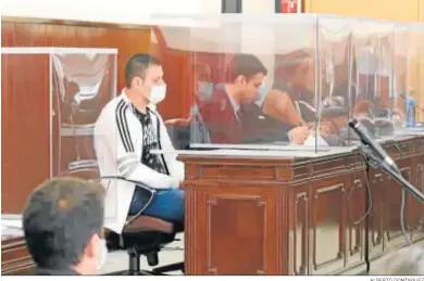  ?? ALBERTO DOMÍNGUEZ ?? Mamparas separan a las partes durante el juicio contra el asesino de Cristina Marin.
