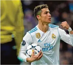  ?? Foto: dpa ?? Cristiano Ronaldo und sein liebstes Spielzeug. Gegen Paris erzielte der Superstar aus Portugal zwei Treffer für die Königliche­n.