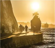  ??  ?? Sunset sprint: Enjoy a jog along the Stanley Park seawall, left