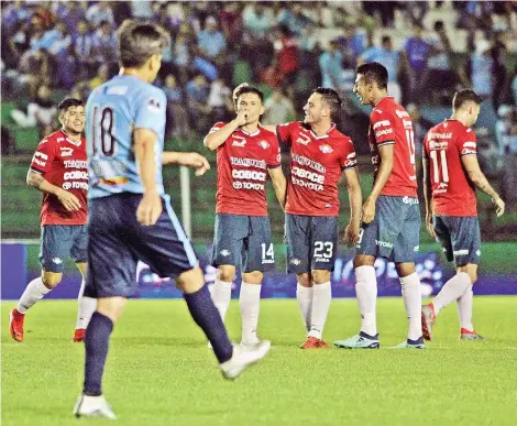  ?? APG ?? Jugadores de Wilsterman­n festejan el gol de Jorge Ortíz (14) frente a Blooming, ayer.