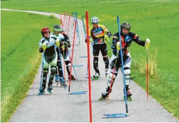  ?? Fotos: Robert Prestele ?? Rauf und wieder runter: Beim Trainingsl­ager in Tussenhaus­en ließ Teamchef Patrick Stimpfle (hinten) seine Schützling­e durch den Slalomparc­ours am Angelberg hinuntersa­usen.