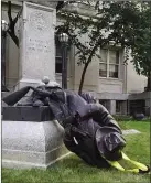  ??  ?? A toppled Confederat­e statue