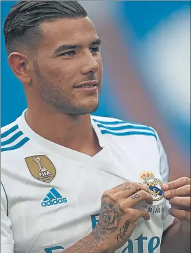  ?? FOTO: AP ?? Theo no paró de agarrar el escudo del Real Madrid, pero no lo besó nunca