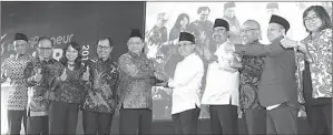  ??  ?? Satpol PP Surabaya Bagus DEBORA DANISA SITANGGANG/JAWA POS SUKSES: Rudiantara (lima dari kiri) memberikan penghargaa­n SPA 2017 kepada Abdullah Azwar Anas (lima dari kanan) sebagai Kepala Daerah Peduli Wirausaha Santri kemarin.