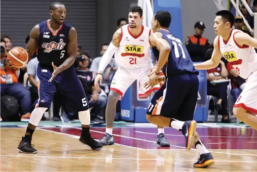  ??  ?? Meralco import Allen Durham, left, looks to hand off to teammate Chris Newsome (11) against the defense of Star’s Kristófer Acox and Rome dela Rosa in Game 2 of the PBA Governors’ Cup semifinals at the Sta. Rosa Multi-Purpose Complex in Laguna. Meralco...