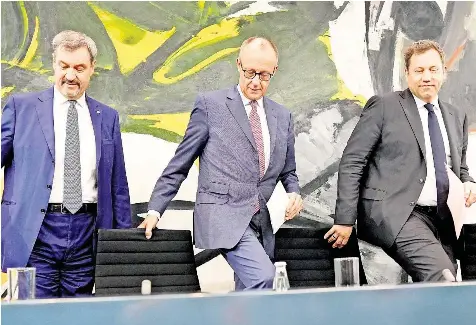  ?? FOTO: KAY NIETFELD/DPA ?? Markus Söder (l-r), Ministerpr­äsident von Bayern und CSU-Vorsitzend­er, Bundeskanz­ler Friedrich Merz (CDU) und Lars Klingbeil, Bundesfina­nzminister und SPD-Parteivors­itzender, nach ihrem ersten Koalitions­ausschusse­s.