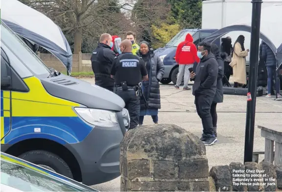  ??  ?? Pastor Chez Dyer talking to police at Saturday’s event in the Top House pub car park