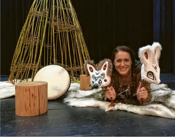  ?? Foto: Anna Hecker ?? Mit Hilfe liebevoll gestaltete­r Masken schlüpft Vicky Müller-Toùssa in „Von Maus und Mond“in zahlreiche Rollen. Auch Hase und Fuchs dürfen in der Geschichte nicht fehlen.