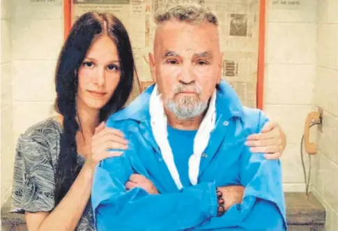  ??  ?? Plácido final entre rejas
En prisión, Manson mantuvo una relación con Afton Elaine Burton, 53 años más joven que él. Murió en 2017