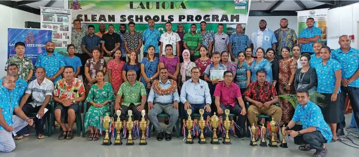  ?? Photo: Nicolette Chambers ?? The Lautoka primary school awardees with members of the Lautoka City Council following the 2022 Lautoka Clean Schools Programme awards ceremony at the Sugar Cane Growers Council hall in Lautoka on December 2, 2022.