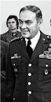  ?? ?? Ο ανώτατος διοικητής των Συμμαχικών Δυνάμεων Ευρώπης, Αλεξάντερ Χέιγκ. Προσπαθώντ­ας