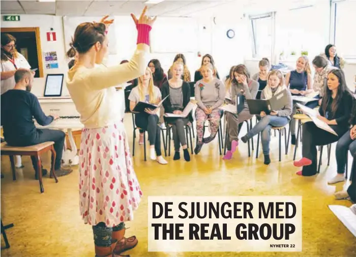  ?? FOTO: CHARLOTTE ÅRLING ?? Sopranen Emma Nilsdotter och barytonen Morten Vinther från The Real Group övade detaljer i sången ”Freedom” med Väsby musikklass­ers årskurs 8 och 9. De sjunger de tillsamman­s på konserten i Messingen.