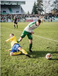  ?? Foto: imago/Eisenhuth ?? Das letzte Leipziger Derby gab es im November 2016 im Sachsenpok­al, Tim Bunge (r.) und Chemie unterlagen Lok mit Steffen Fritzsch.