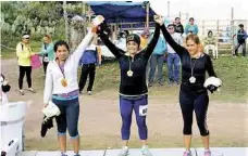  ??  ?? Las ganadoras absolutas en la prueba de 10K del Trail Running Cuauhtémoc 2017.