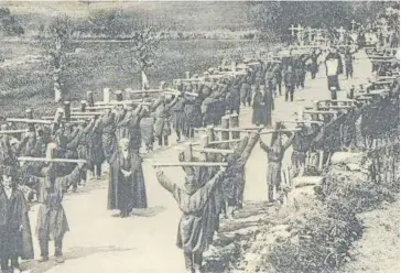  ?? Foto: Archivo ?? Los peregrinos con la cruz a cuestas marchan camino de Roncesvall­es.