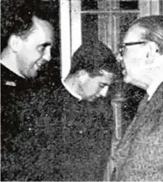  ?? EL LITORAL ?? 0 Borges, a la derecha, saluda a Bergoglio, profesor de Literatura en el colegio La Inmaculada Concepción de Santa Fe (Argentina) en agosto de 1965.