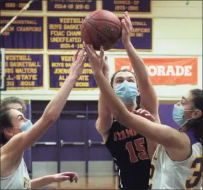  ?? Christian Abraham / Hearst Connecticu­t Media ?? Stamford’s Samantha Albert (15) looks for a basket as Westhill’s Olivia Conte, left, and Paige Hochadel defend during Saturday’s contest.